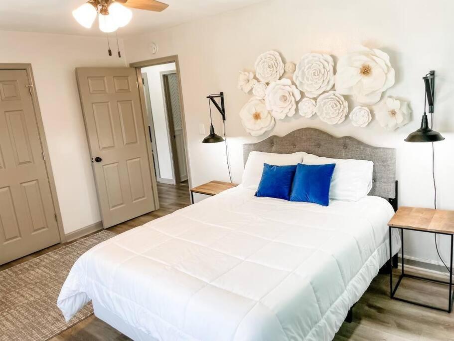 Blue Bungalow W/ Free Golf Cart 1/2 Mi From Square Covington Bagian luar foto